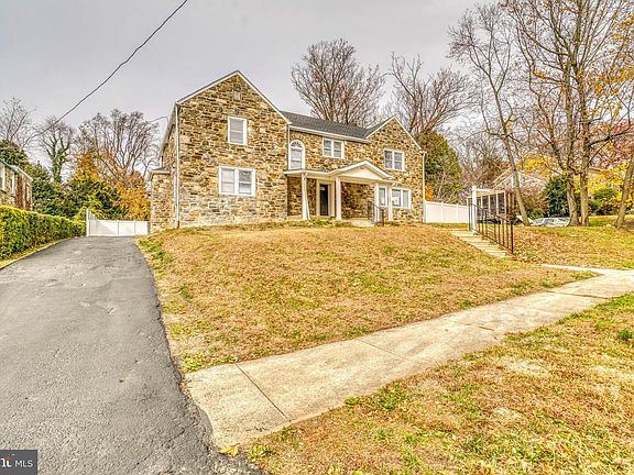 3rd image of 5011 Woodbine Ave
