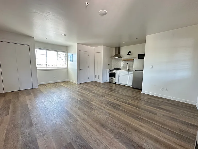 16 W Mission St #15 — Photo 2