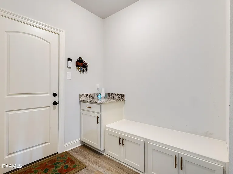 107 Interpreter St — Photo 15