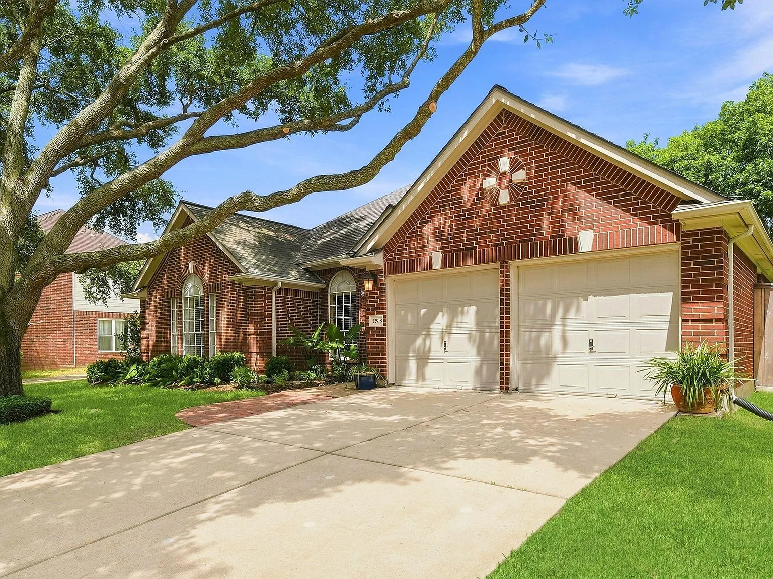 3 bed, 2.0 bath, 2058 sqft, $2,100 — Photo 2
