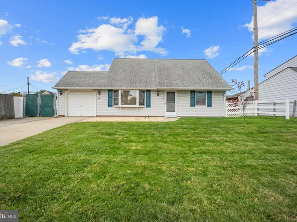 347 Indian Creek Dr, Levittown, PA 19057