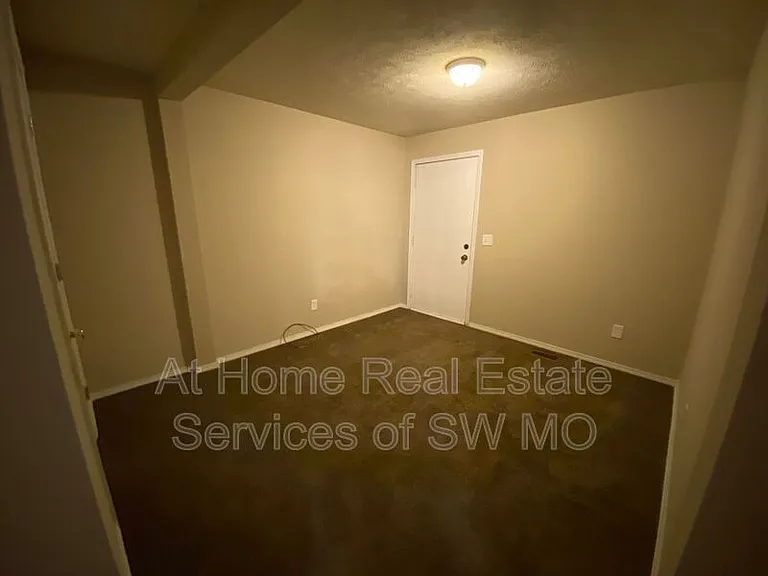313 W Grand St — Photo 8