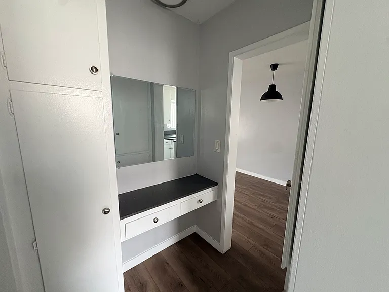 942 S Burlington Ave #12 — Photo 6