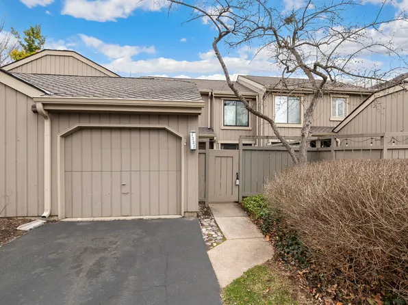 1331 Oak Hill Rd, Lake Barrington, IL 60010