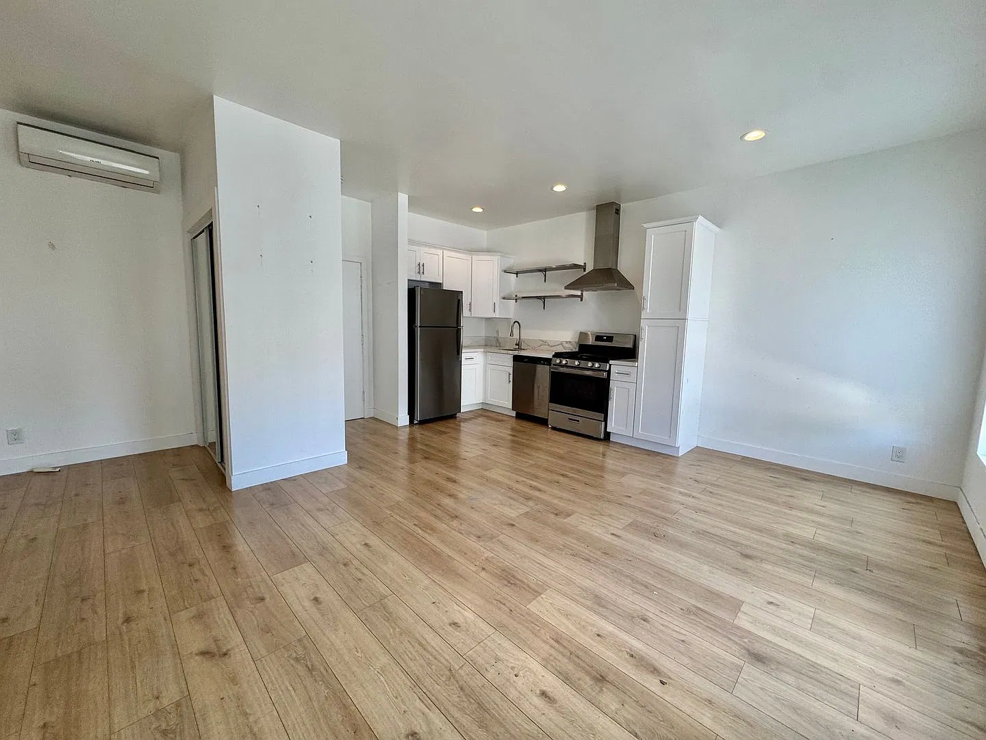 Excellent Location! Lots of Natural Light! Amazing Silverlake Location! Near Los Feliz, Echo park — Photo 3