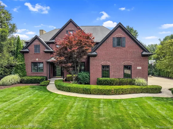 24364 Tara Dr, South Lyon, MI 48178