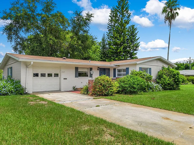 2107 Brookview Dr — Photo 2