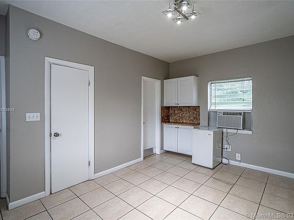 4th image of 1037 7th St APT 10