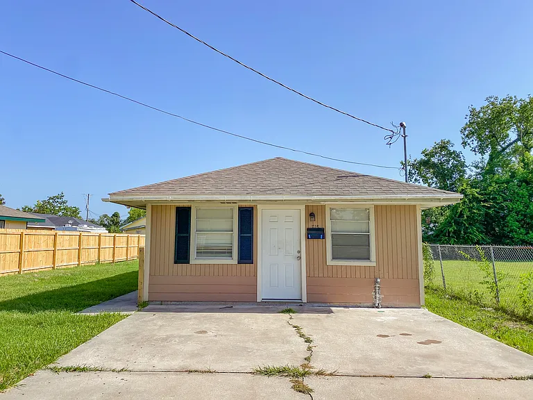 715 Live Oak St — Photo 1