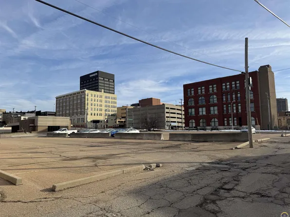 204 SW 5th St, Topeka, KS 66603
