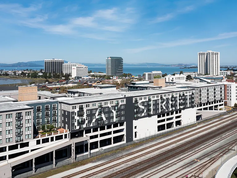 Bay House Emeryville — Photo 29