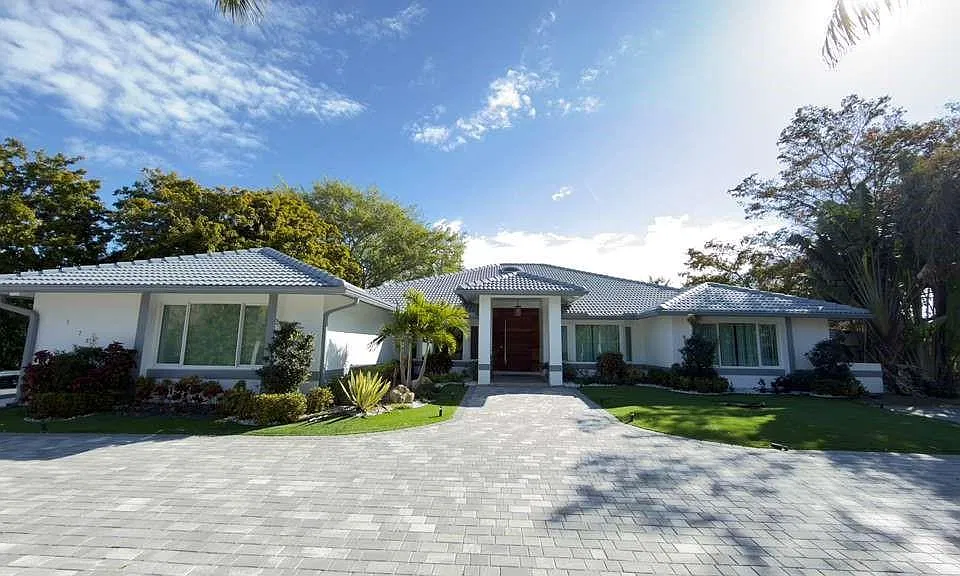 5928 NW 77th Ter