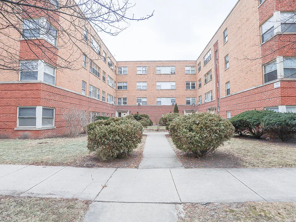 5649 N Christiana Ave #3E