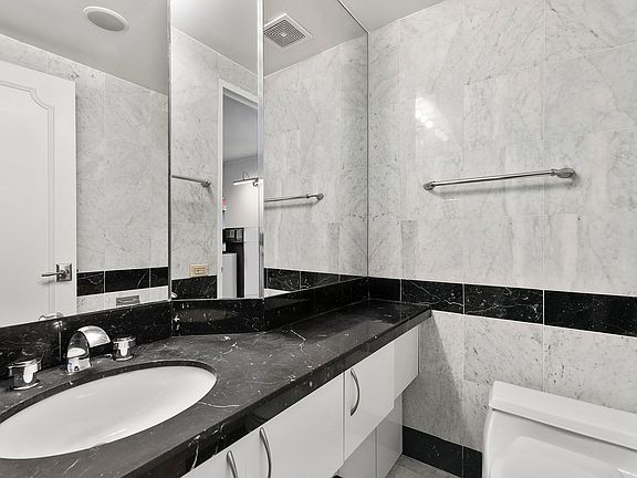 4th image of 150 W 56th St APT 3202