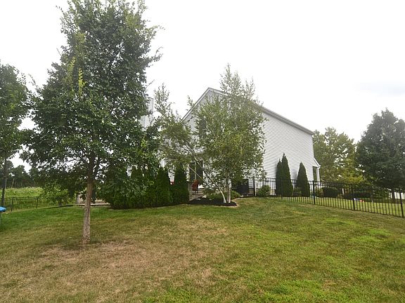 4th image of 831 Corylus Dr SW