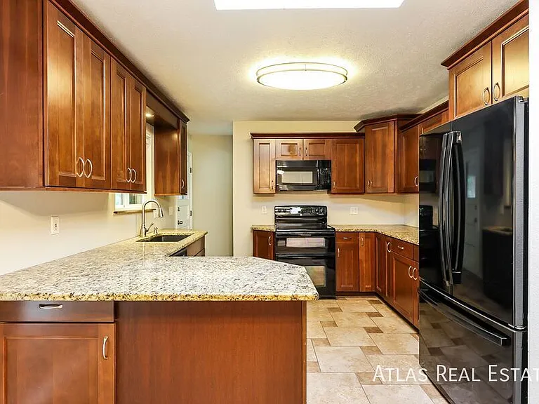 525 Kendall Ct — Photo 4