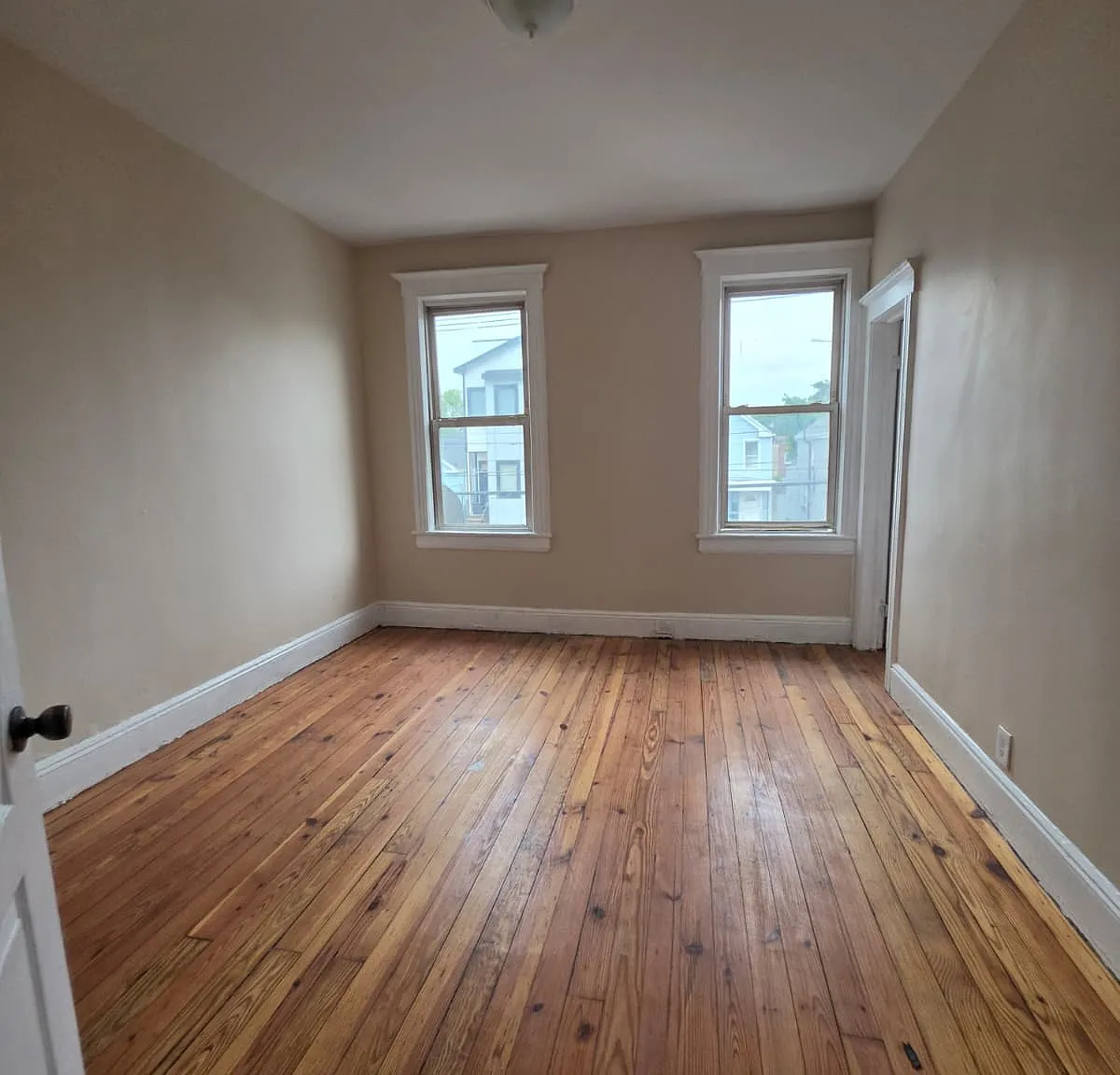 3 bed, 1000 sqft, $2,400 — Photo 2