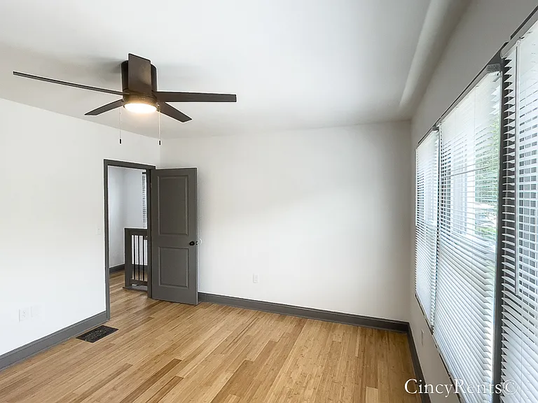3335 Hewitt Crescent St — Photo 16