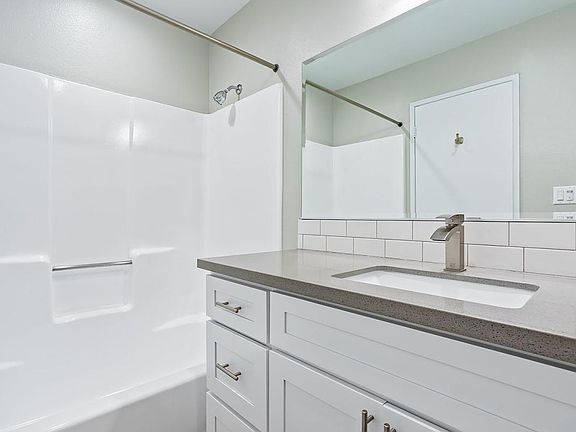 4th image of 609 N Jackson St APT 4