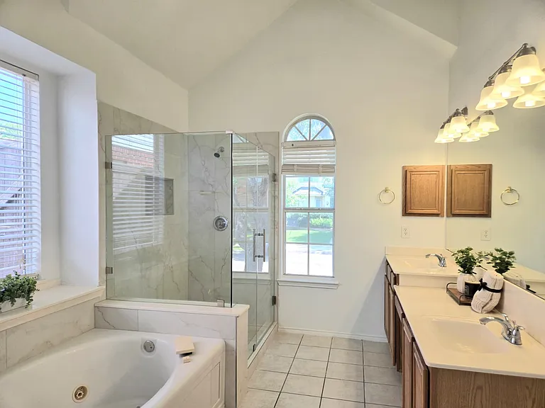 2040 Londonderry Dr — Photo 2
