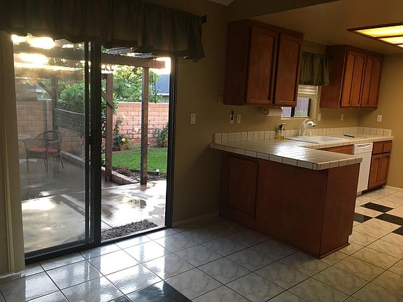 4th image of 1075 N Glendora Ave