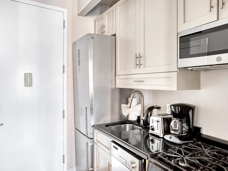 202 E 13th St #3D — Photo 5