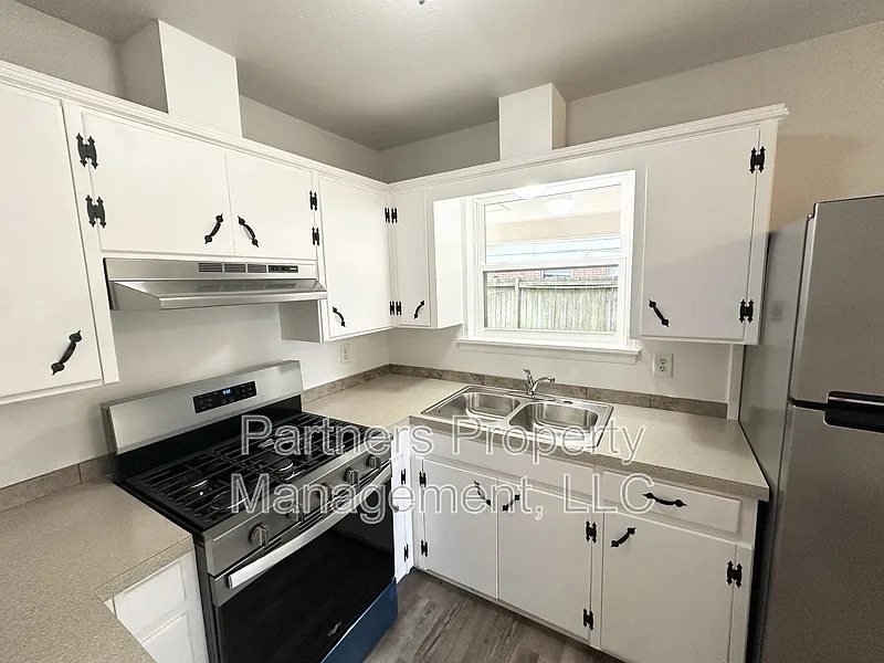 3 bed, 1.5 bath, 1152 sqft, $1,795 — Photo 2
