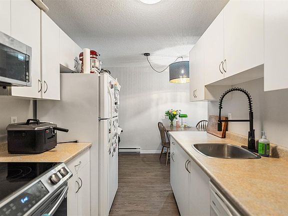 5th image of 848 Esquimalt Rd #207
