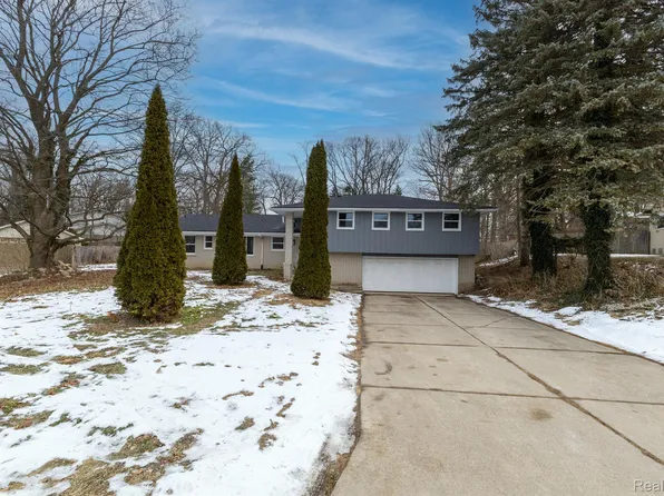 38598 Applewood St, Clinton Township, MI 48036