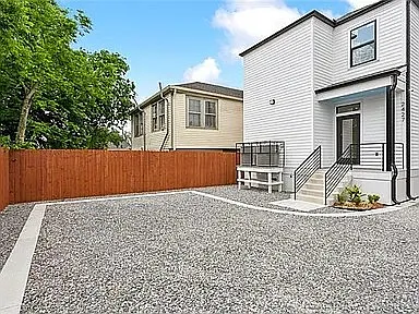 2427 Franklin Ave — Photo 1