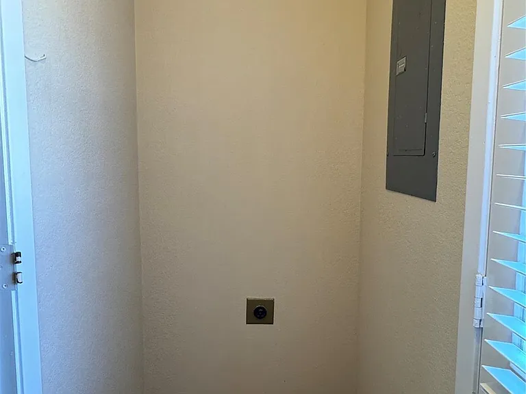 528 Post Oak Ln — Photo 16