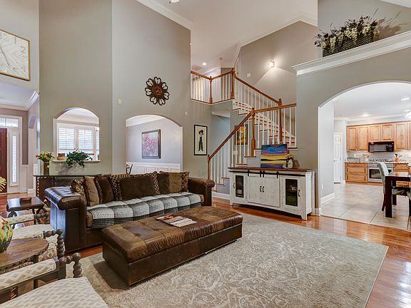 5th image of 215 Whithorn Ln