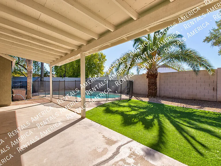 819 W Ross Ave — Photo 26