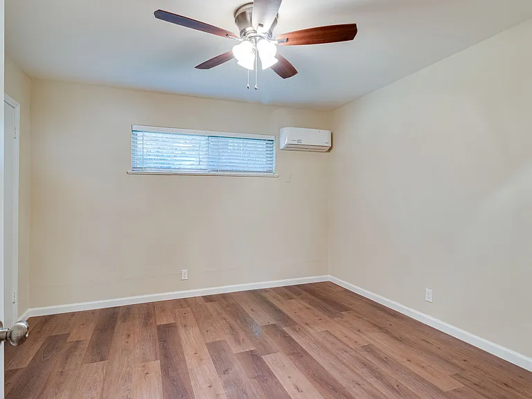 601 W College St — Photo 26