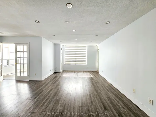 25 Kingsbridge Garden Cir, Mississauga, ON