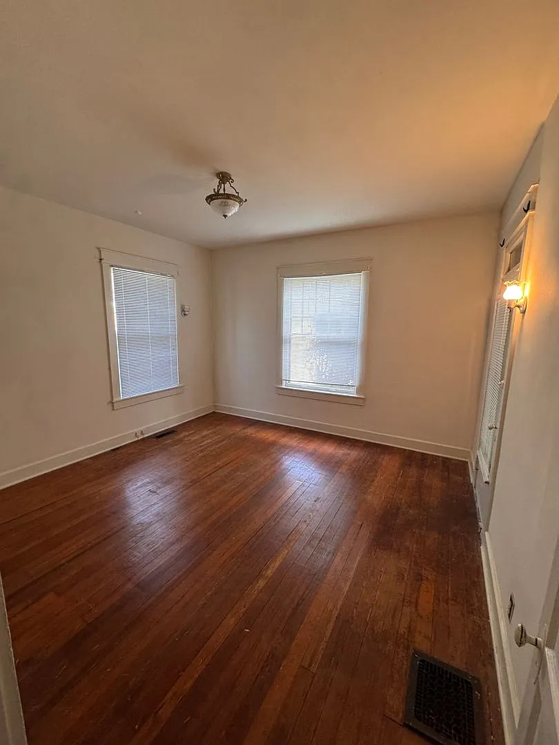 600 E University Street — Photo 4