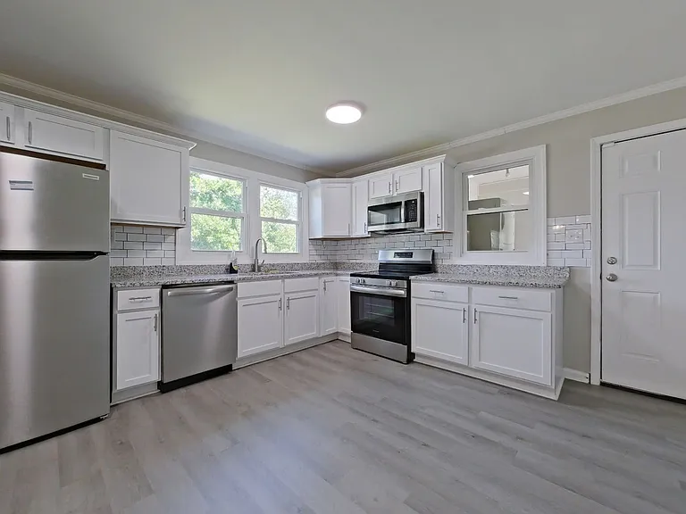 215 Fairview St — Photo 11