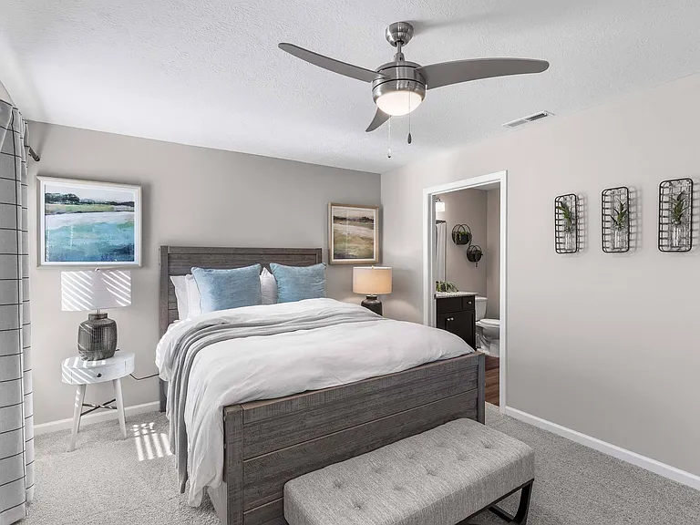 Large Main Bedroom with En-suite Bathroom & Closet