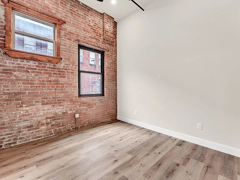 235 N Market Ave — Photo 16
