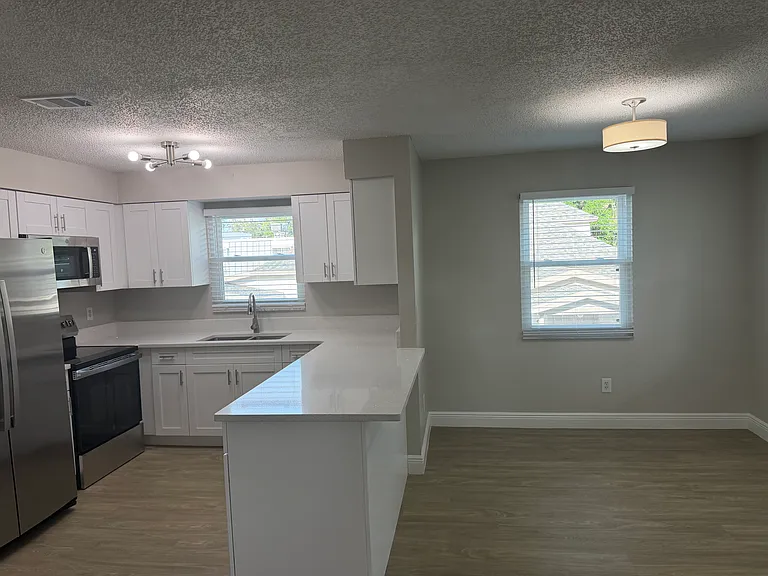 1014 W Baker St #B — Photo 3