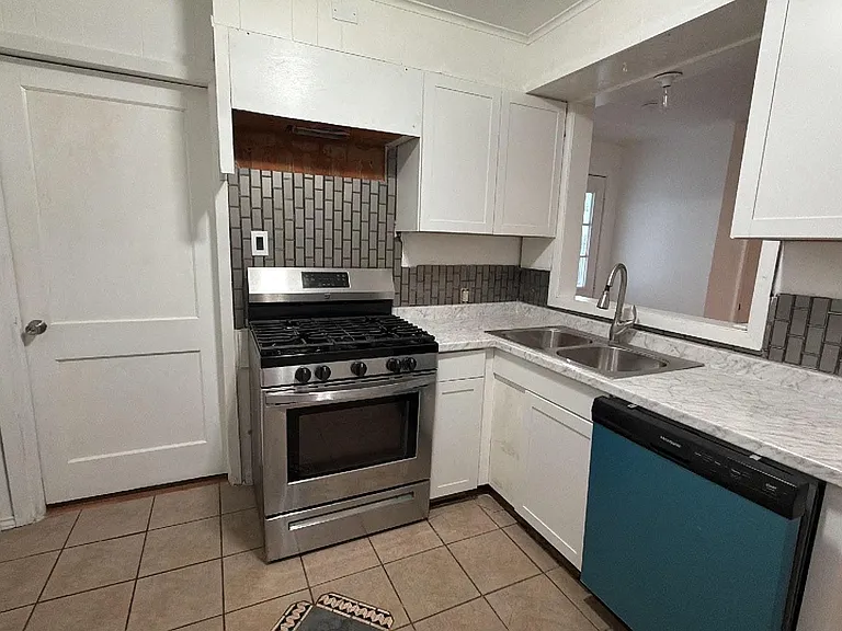 1050 Boyd St — Photo 6