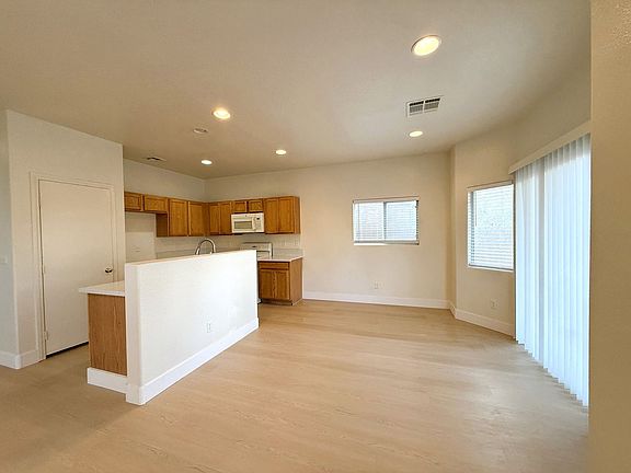 3rd image of 6079 Clovelly St