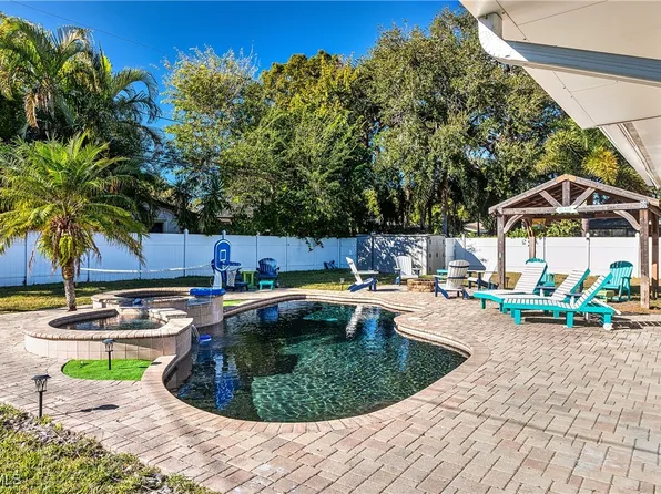 2376 Armour Dr, Dunedin, FL 34698