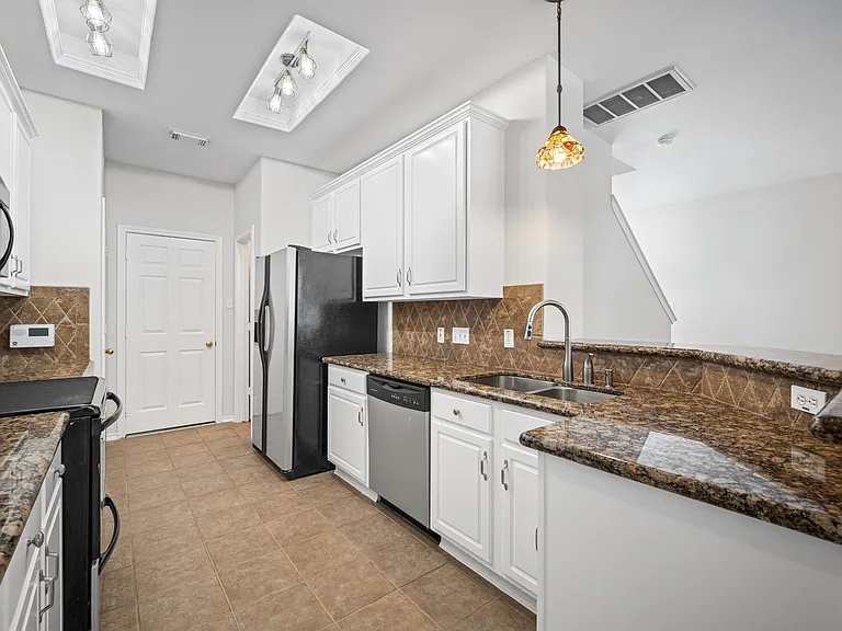 35 Ledgestone Pl — Photo 8