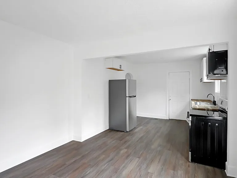 3001 Woodbine Ave — Photo 5