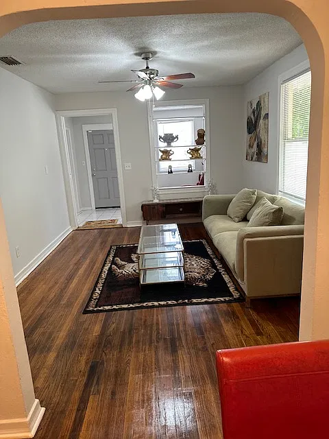 3 bed, 1100 sqft, $1,800 — Photo 2