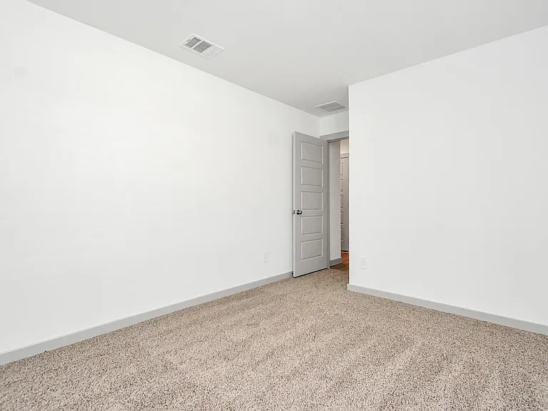 1114 Hughes Crossing Dr — Photo 12