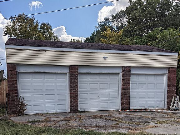 Detached 3-car garage