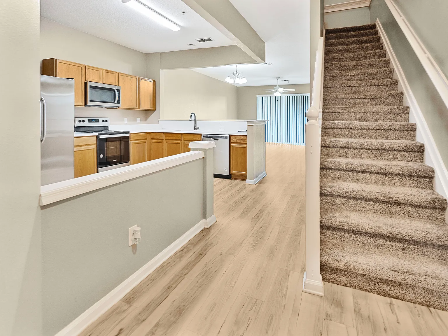 3 bed, 2.5 bath, 1682 sqft, $2,550 — Photo 2