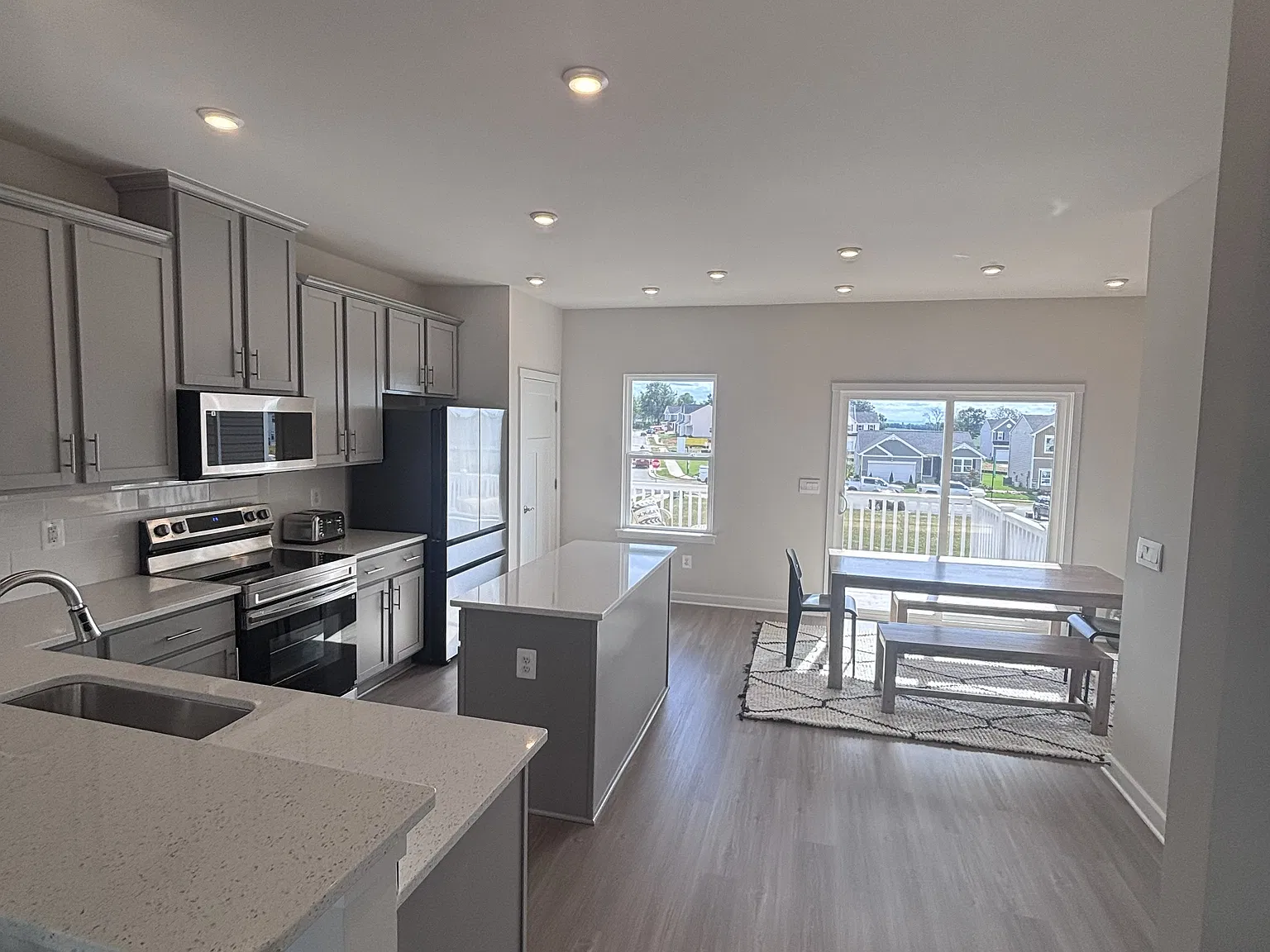4 bed, 3.5 bath, 2000 sqft, $2,295 — Photo 3